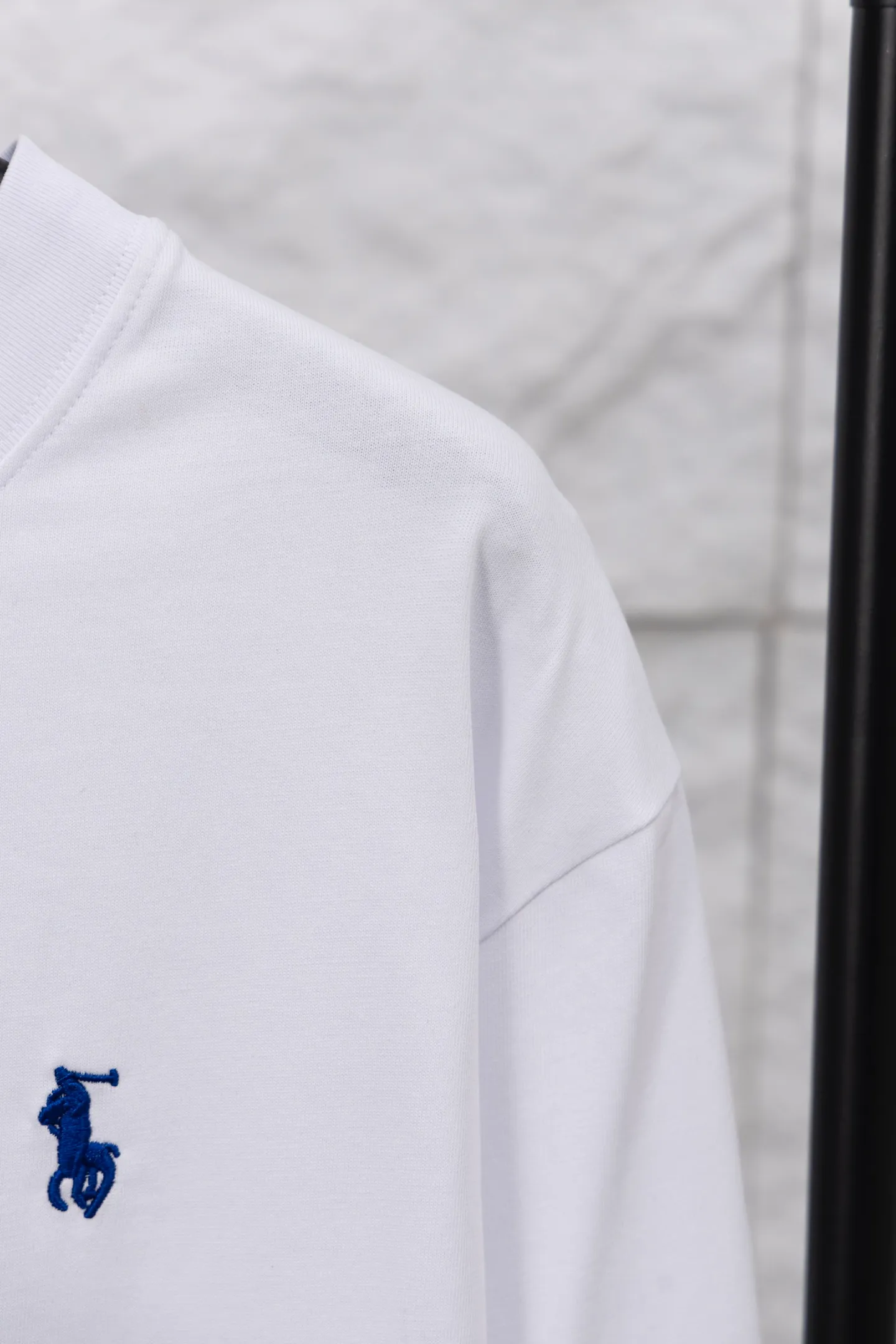 P190 model number/F121 POLO Ralph Lauren new model on the market 25ss 350G heavy washed and worn high-end short sleeves. The front panel is matched with a small logo and the back panel is cut and patched to embroider. A couple's short T. A high-end simple style that you will never get tired of. Pocket patch embroidery is simple style. Advanced temperament. Perfect detail processing💯 The classic logo logo upper body is super good-looking. Fabric: 300g. Version: loose T-shirt. Color: black and white.